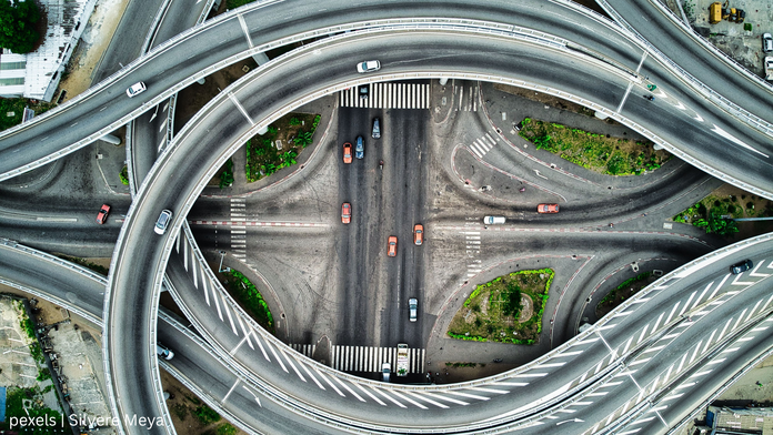 Innovationsbrücke-pexels-Silvere-Meya